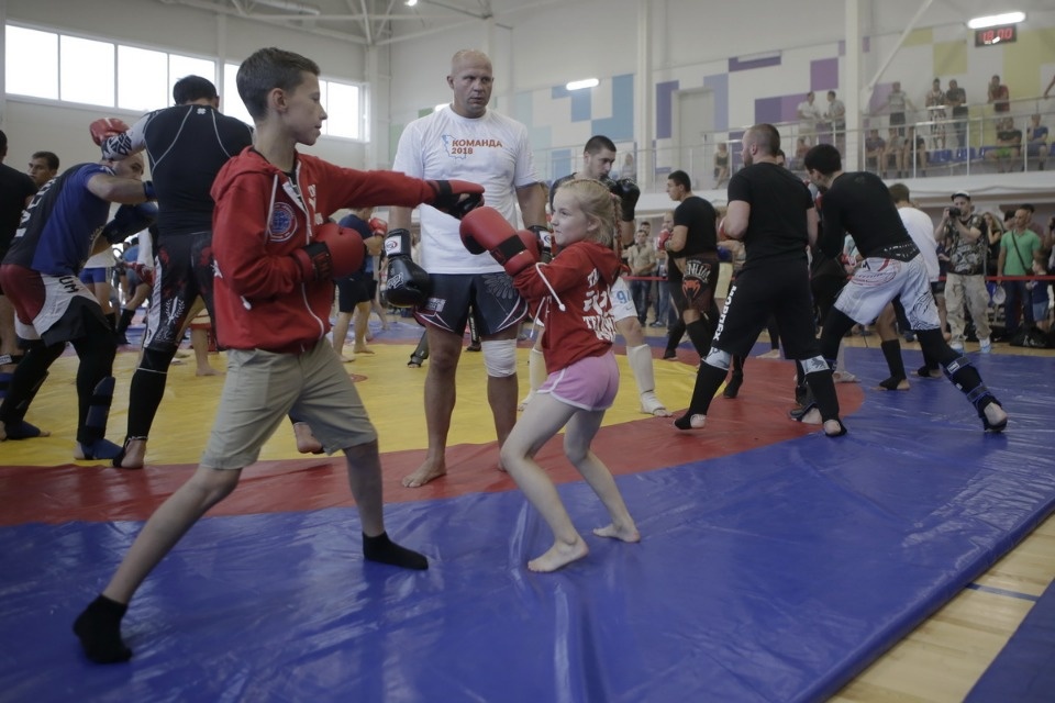 Боец ММА Федор Емельяненко встретился с псковскими спортсменами