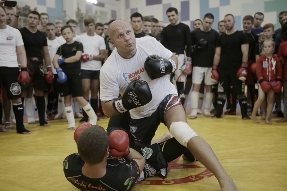 Боец ММА Федор Емельяненко встретился с псковскими спортсменами
