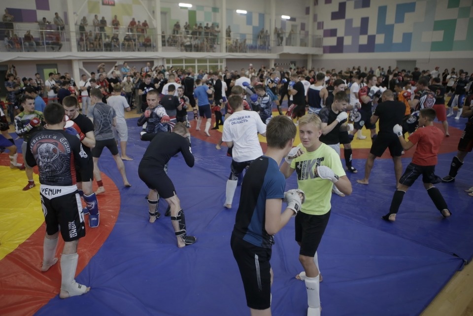 Боец ММА Федор Емельяненко встретился с псковскими спортсменами