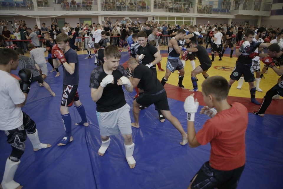 Боец ММА Федор Емельяненко встретился с псковскими спортсменами