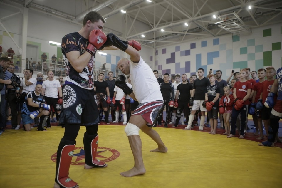 Боец ММА Федор Емельяненко встретился с псковскими спортсменами