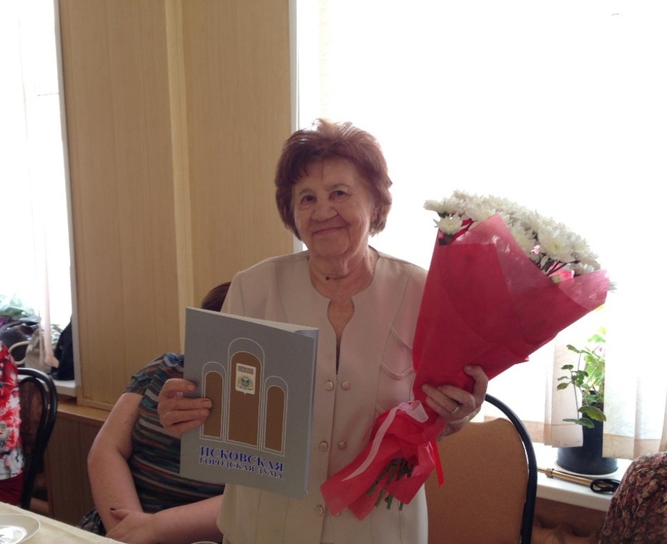 Депутат Псковской гордумы Елена Полонская поздравила ветерана войны с 90-летием