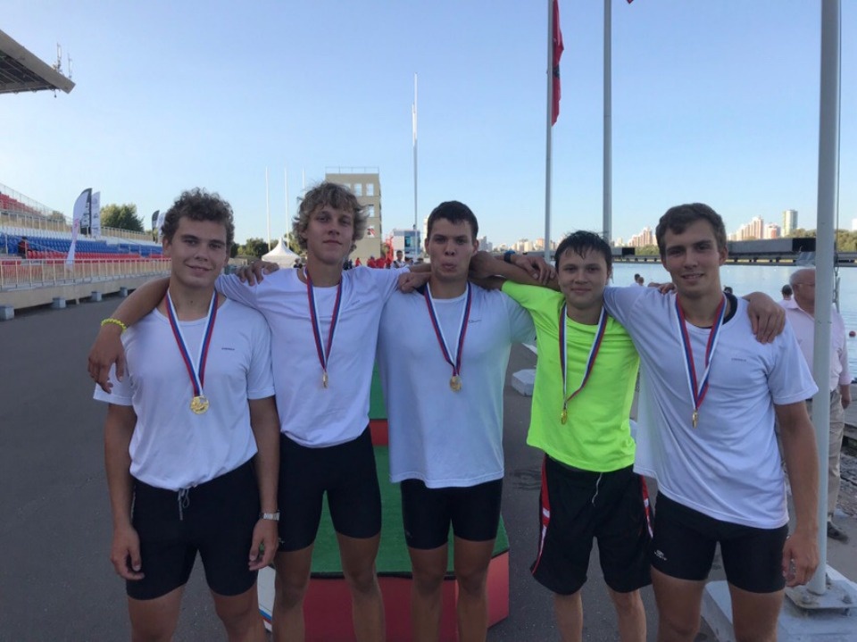 Два комплекта золотых медалей привезли псковские гребцы из Москвы