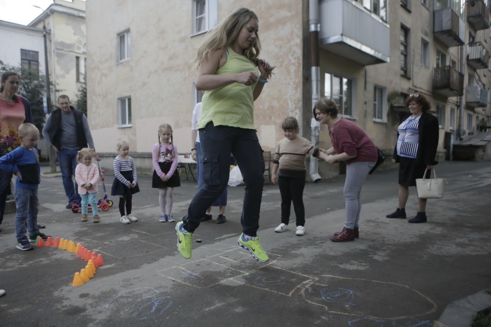 Дворовые игры и выставку о советском детстве устроили в Пскове 1 сентября