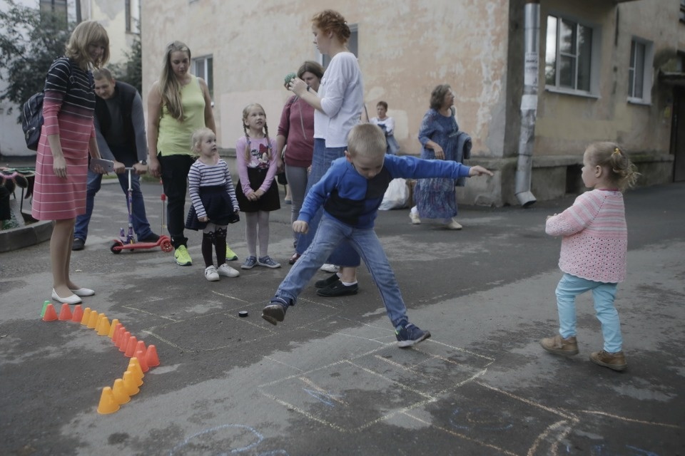 Дворовые игры и выставку о советском детстве устроили в Пскове 1 сентября