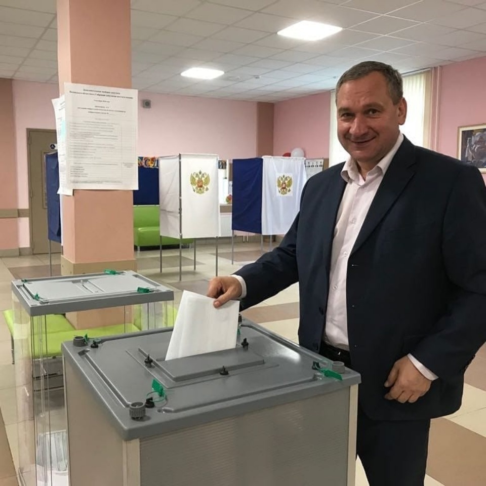 Известные люди и политики голосуют на выборах