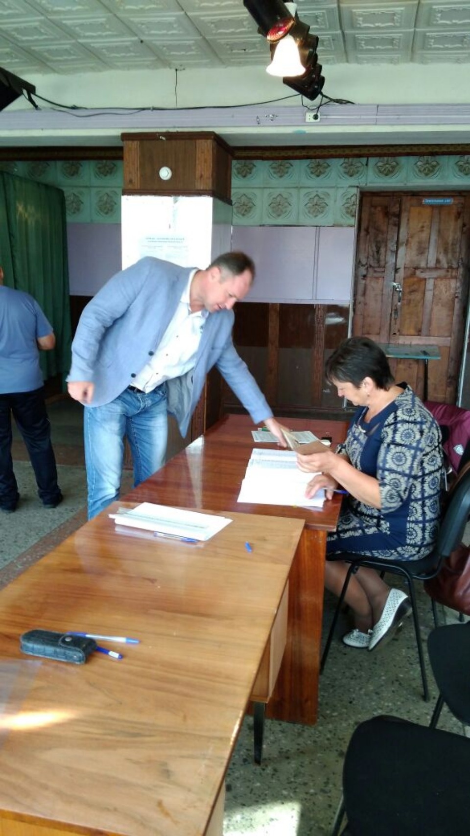 Известные люди и политики голосуют на выборах