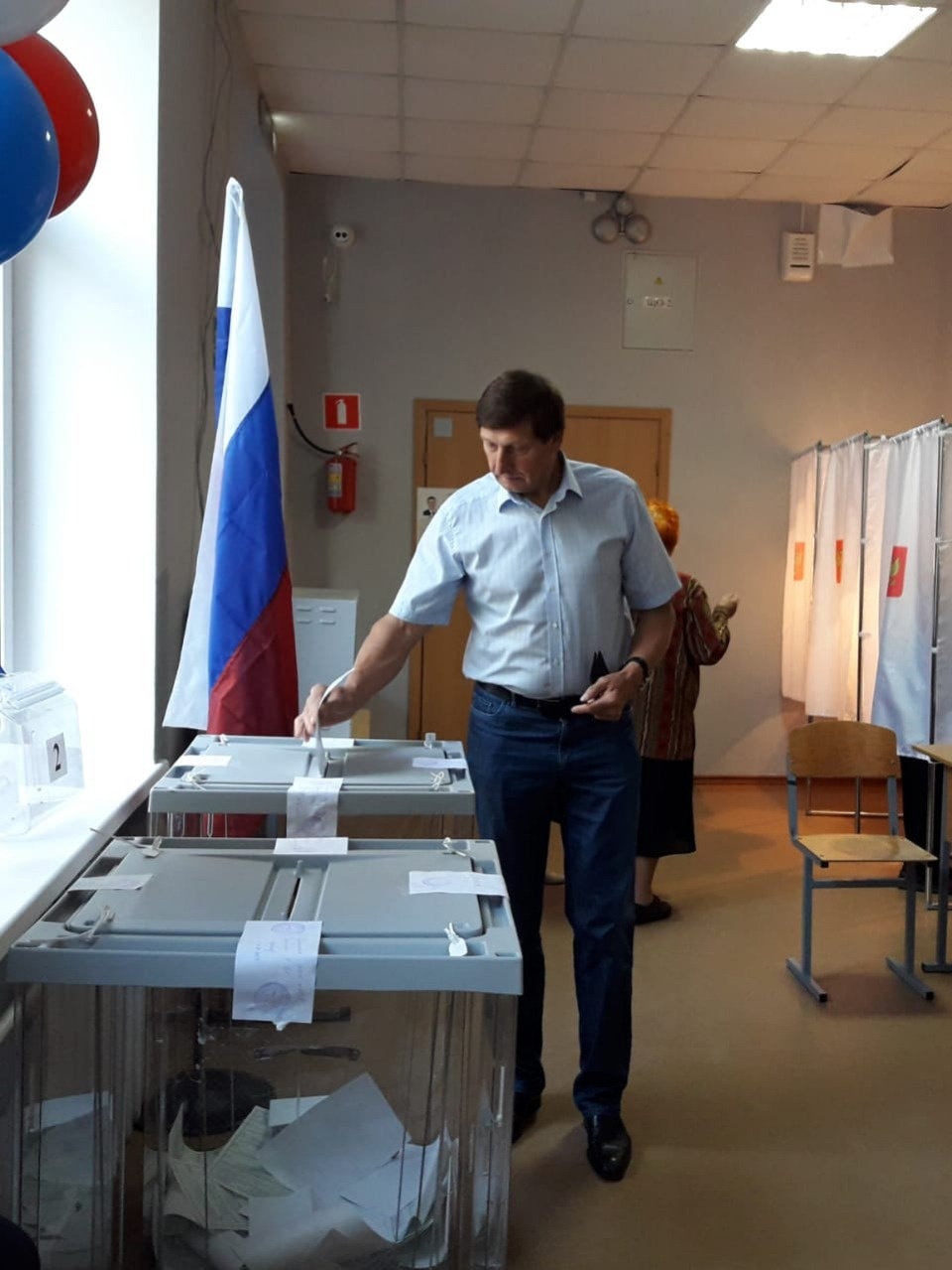 Известные люди и политики голосуют на выборах