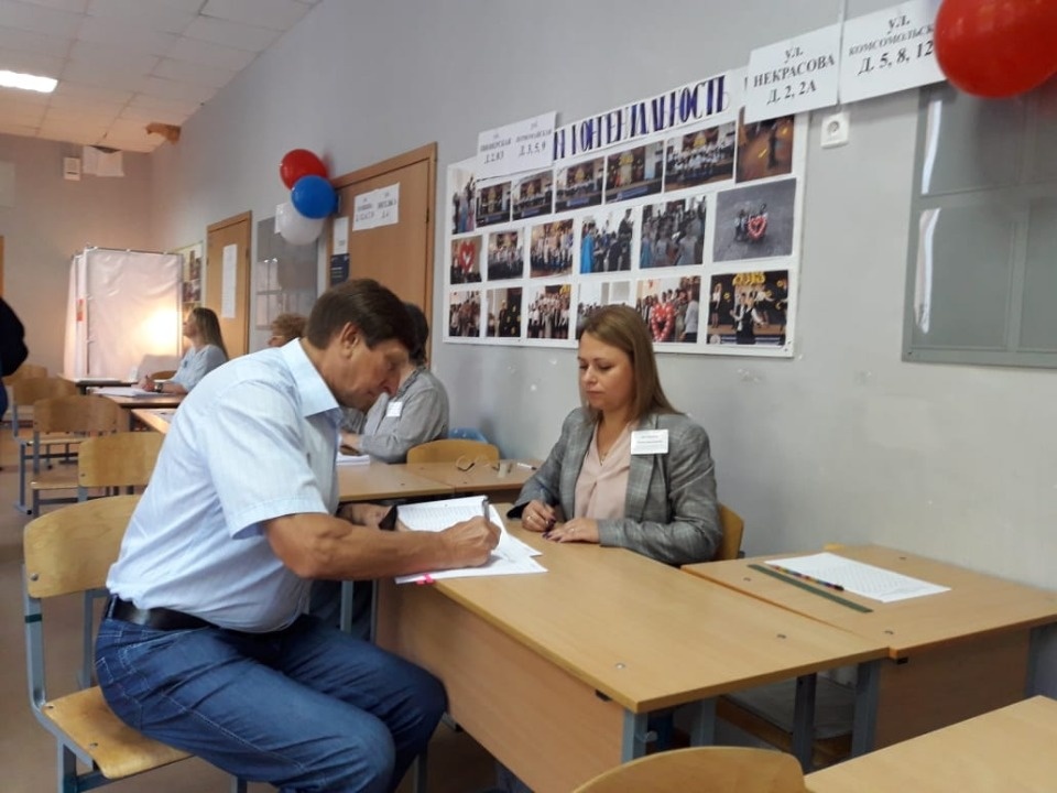 Известные люди и политики голосуют на выборах