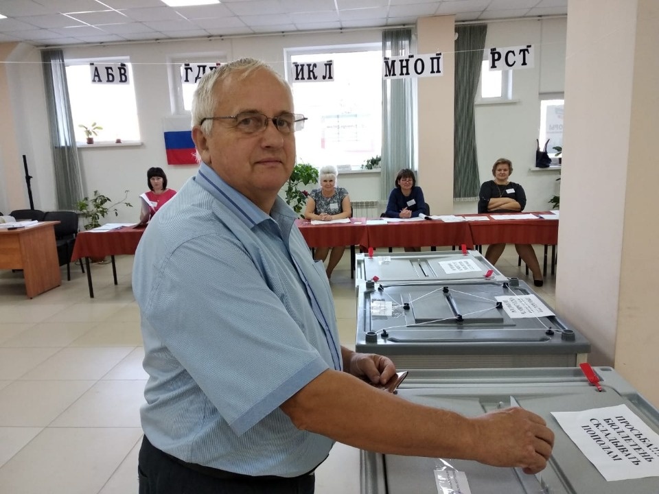 Известные люди и политики голосуют на выборах