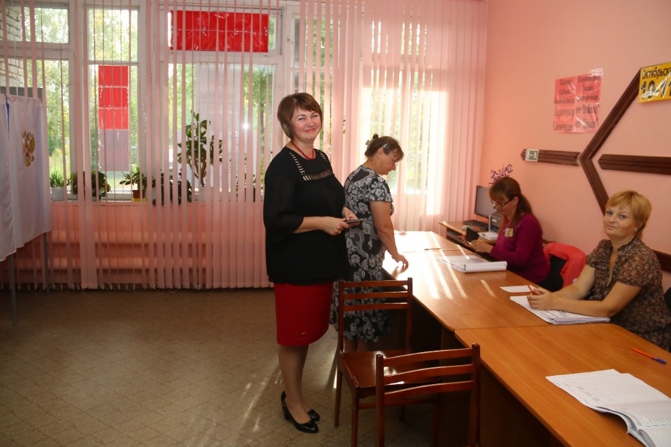 Известные люди и политики голосуют на выборах