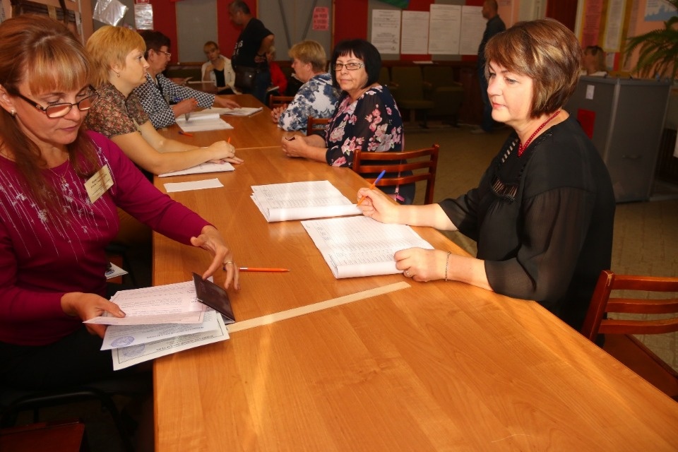 Известные люди и политики голосуют на выборах