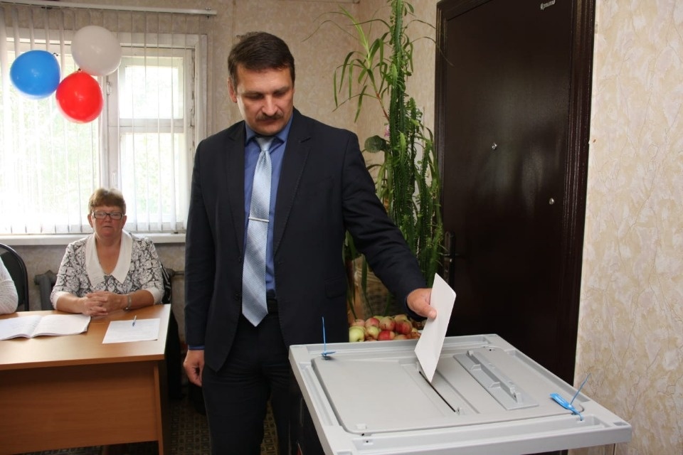 Известные люди и политики голосуют на выборах