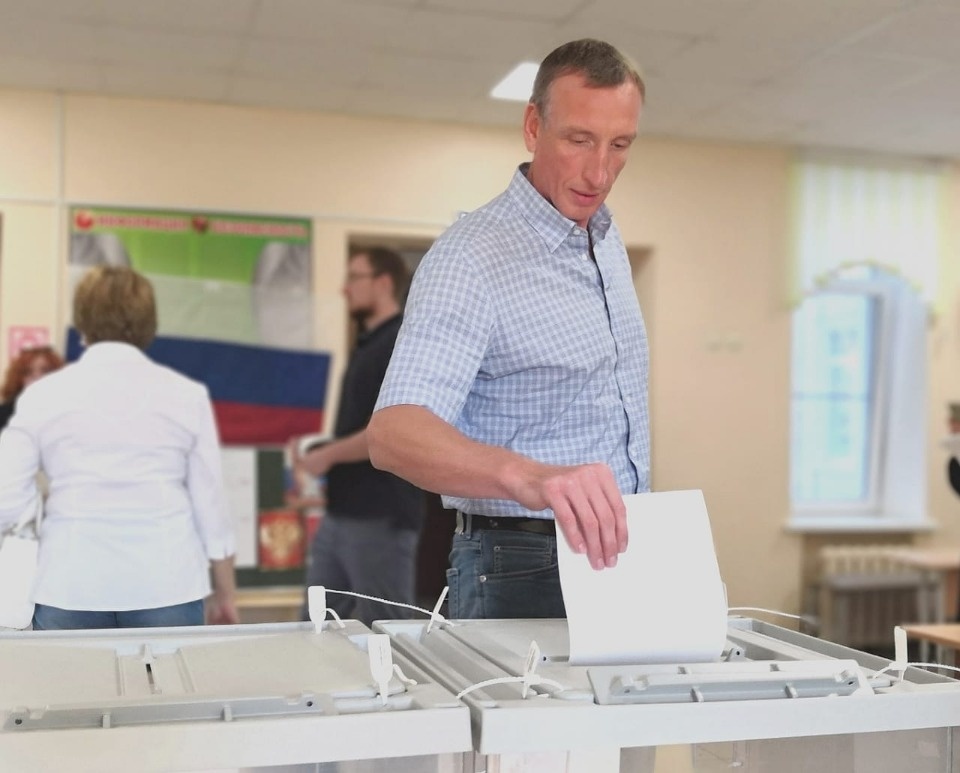 Известные люди и политики голосуют на выборах