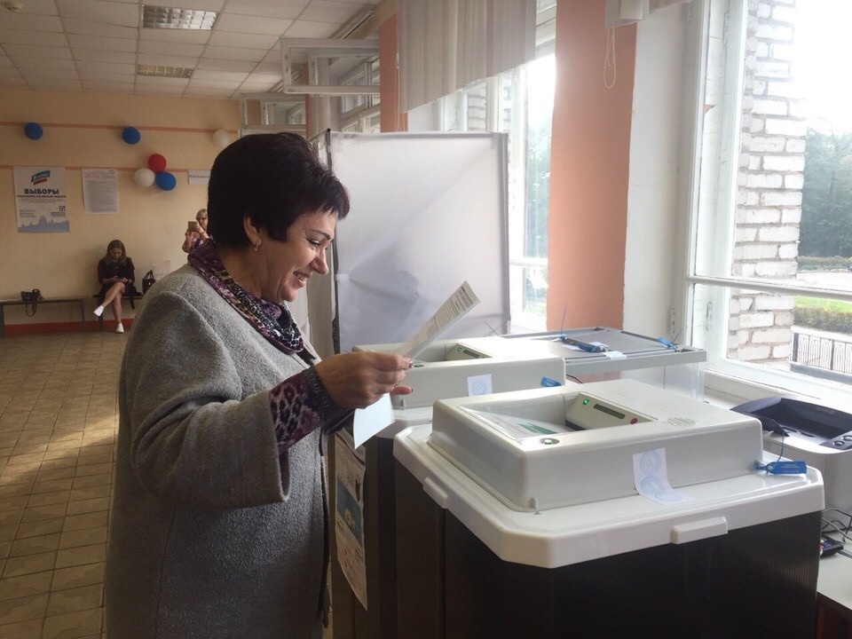 Известные люди и политики голосуют на выборах