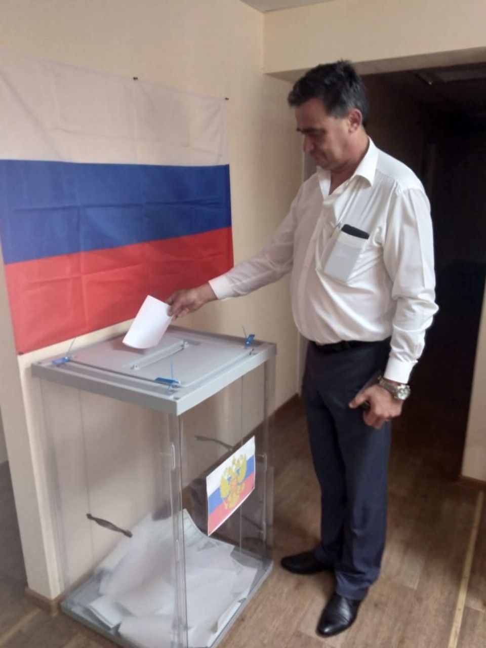 Известные люди и политики голосуют на выборах