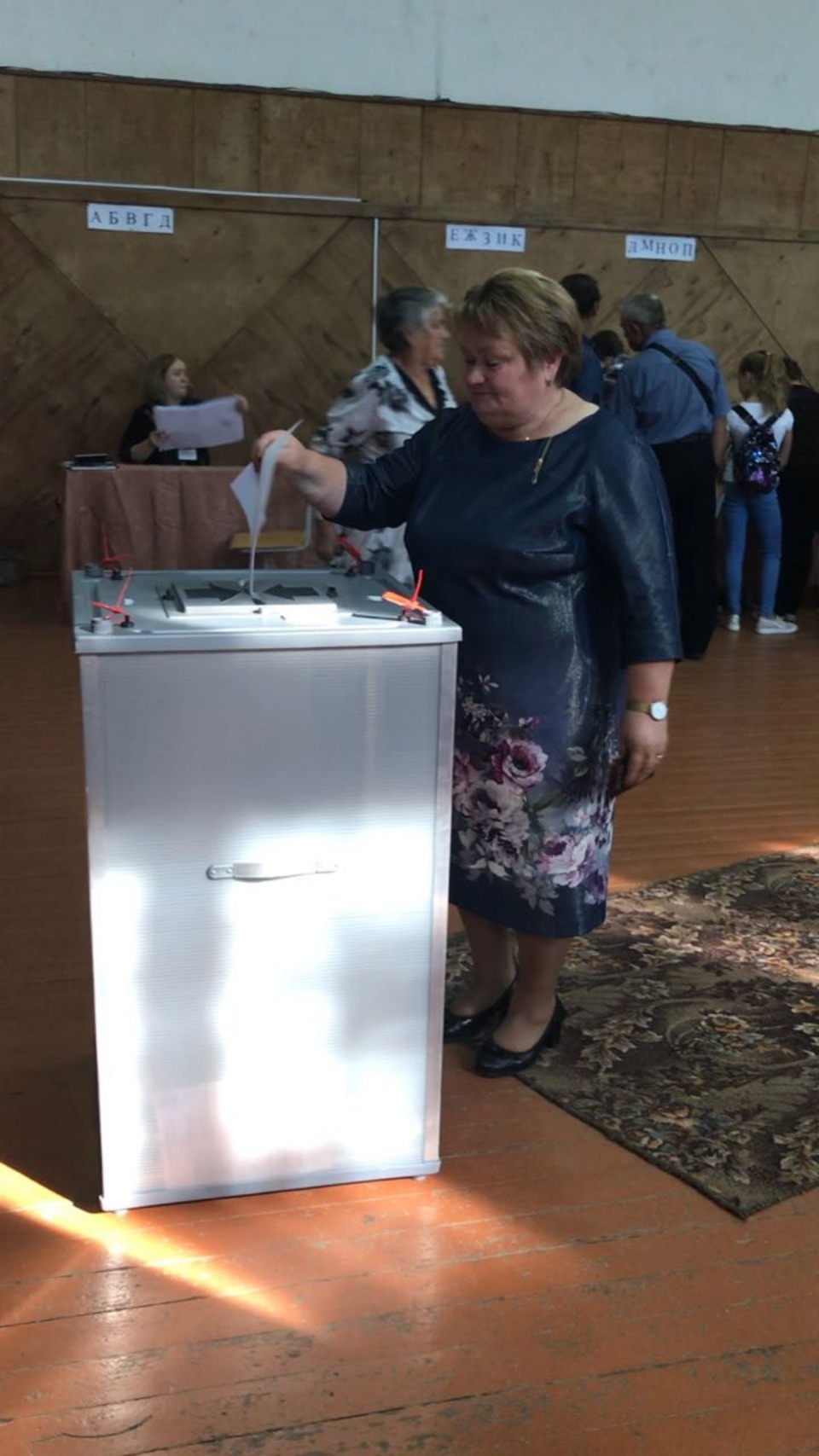 Известные люди и политики голосуют на выборах