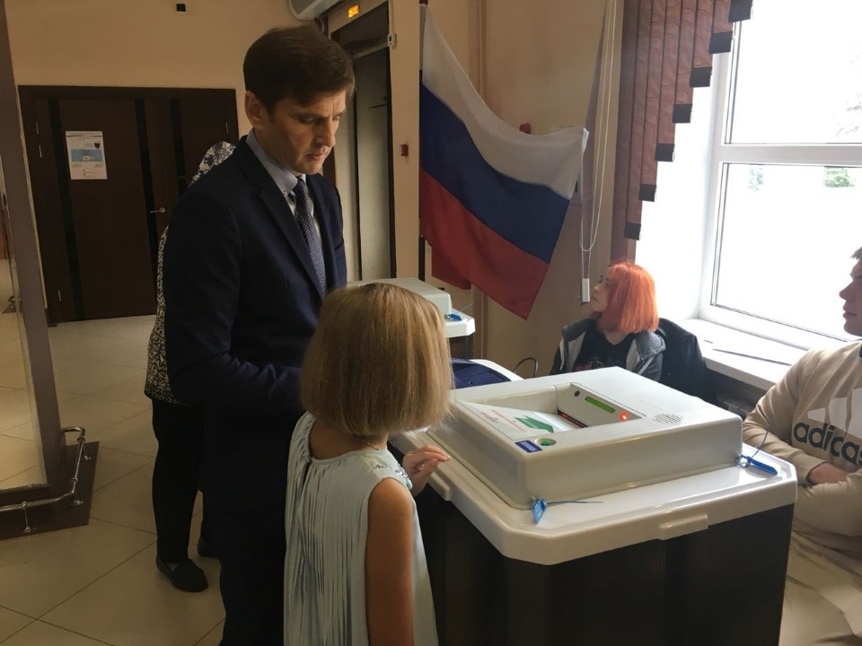 Известные люди и политики голосуют на выборах