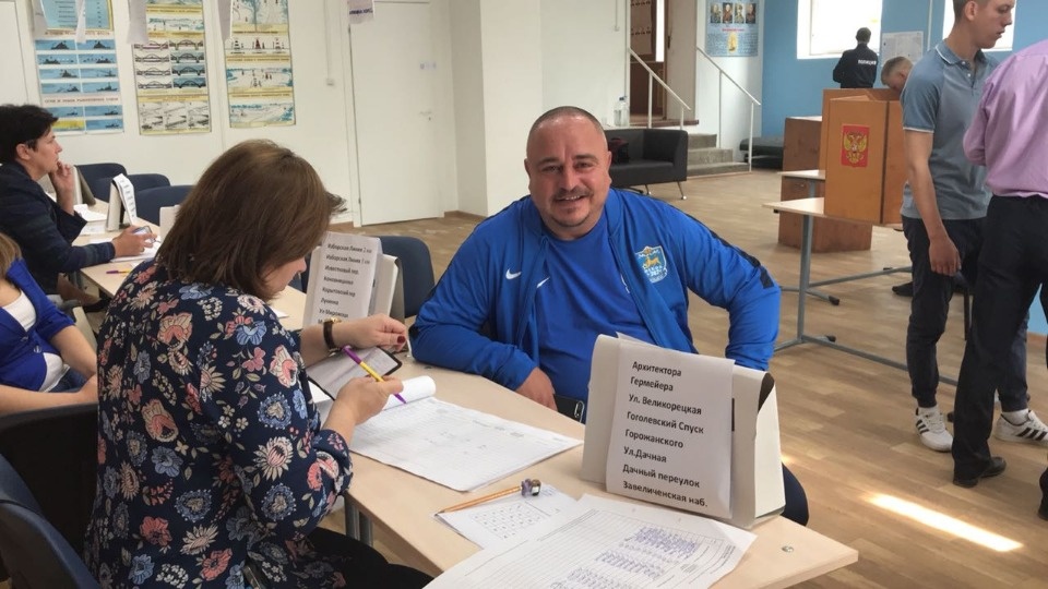 Известные люди и политики голосуют на выборах