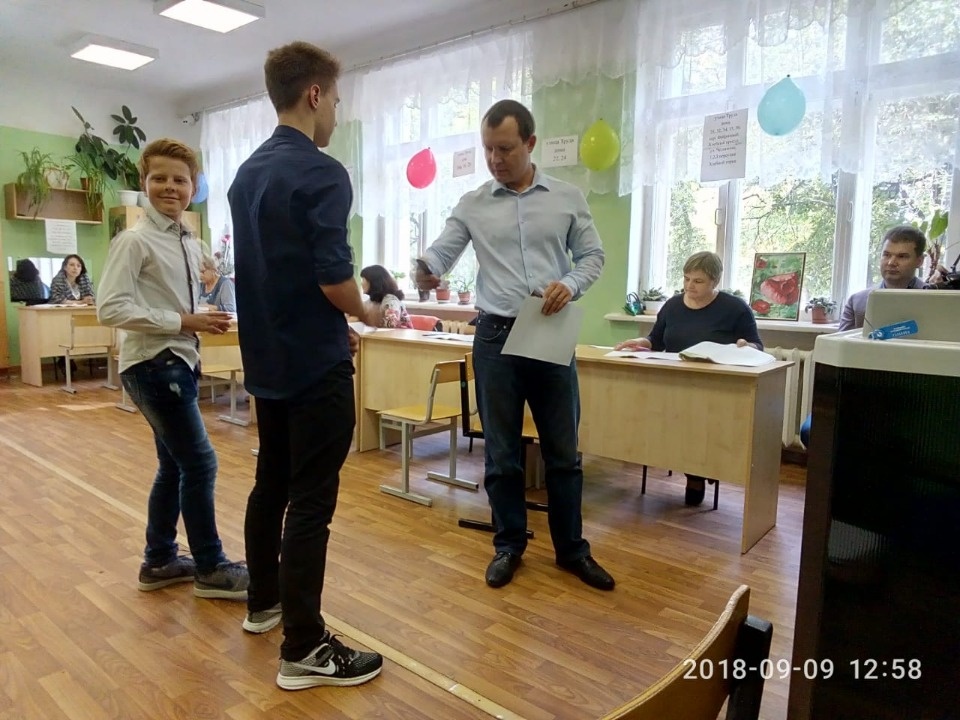 Известные люди и политики голосуют на выборах