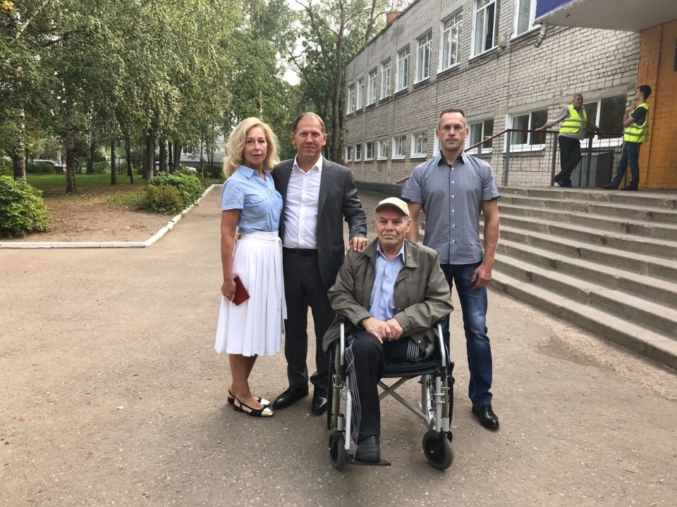 Известные люди и политики голосуют на выборах