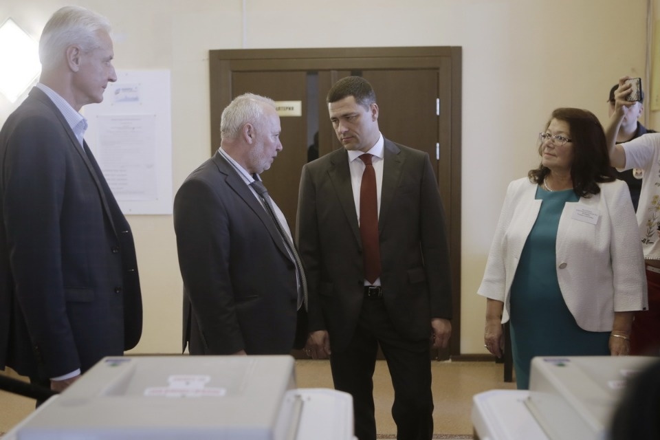 Михаил Ведерников ознакомился с ходом голосования на избирательных участках