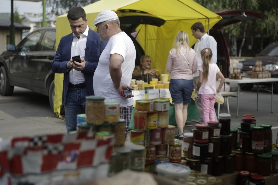 Михаил Ведерников купил продукцию псковских фермеров на ярмарке выходного дня
