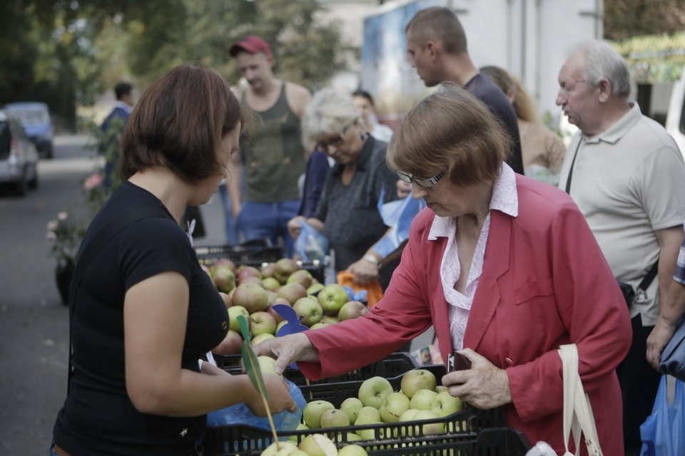Михаил Ведерников купил продукцию псковских фермеров на ярмарке выходного дня