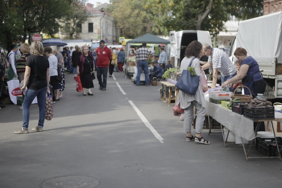 Михаил Ведерников купил продукцию псковских фермеров на ярмарке выходного дня