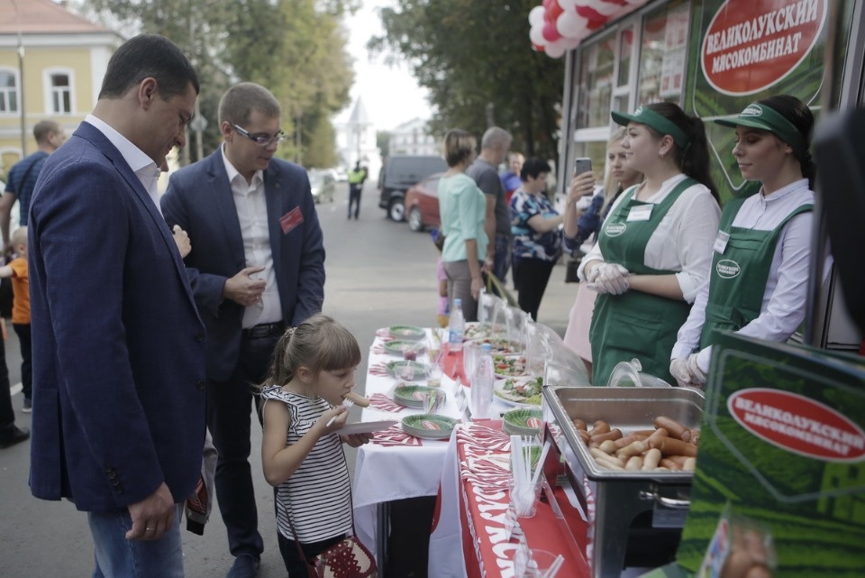 Михаил Ведерников купил продукцию псковских фермеров на ярмарке выходного дня