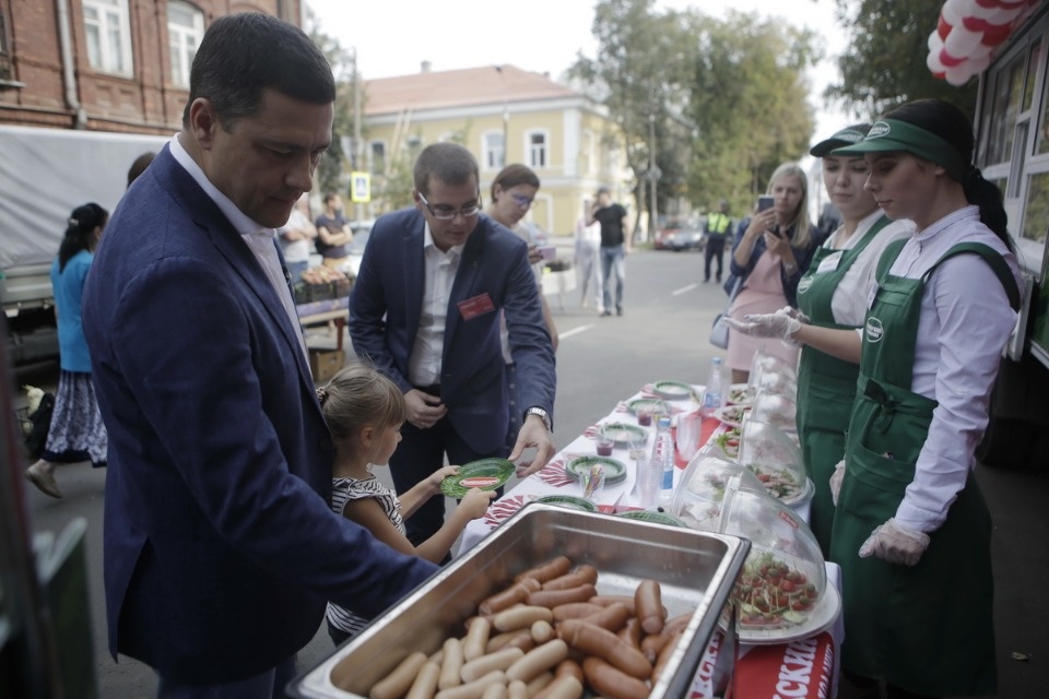 Михаил Ведерников купил продукцию псковских фермеров на ярмарке выходного дня