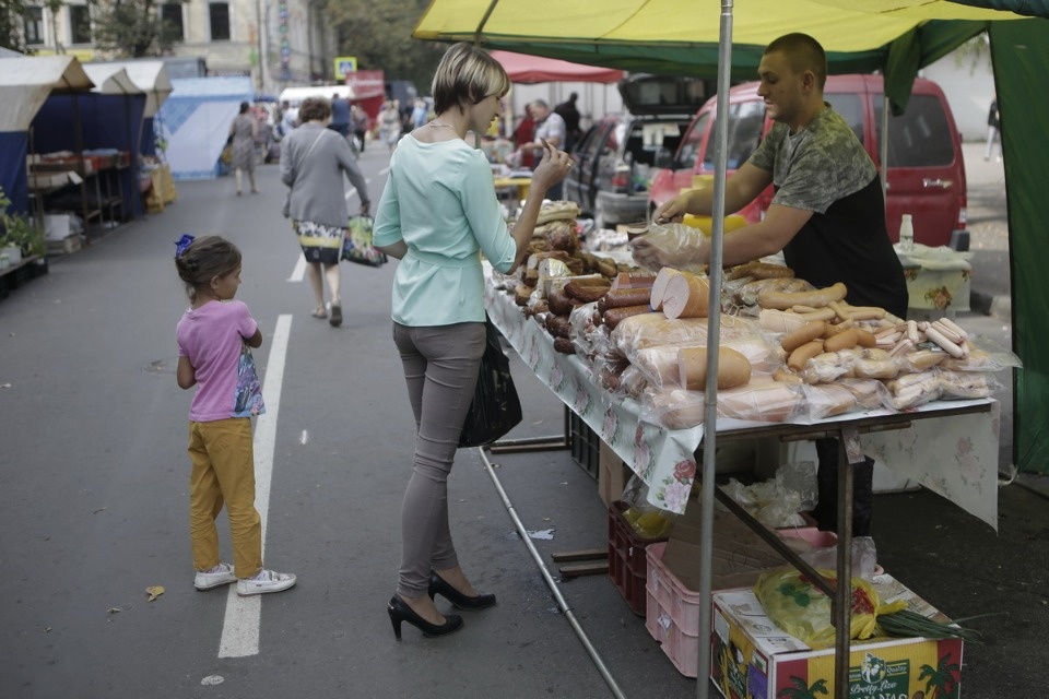 Михаил Ведерников купил продукцию псковских фермеров на ярмарке выходного дня