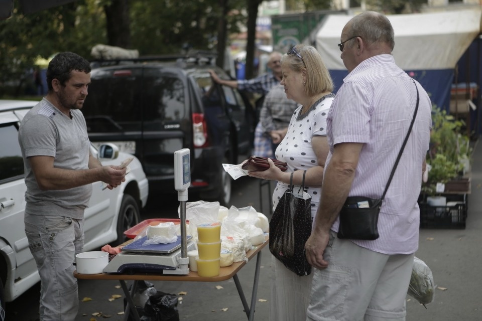 Михаил Ведерников купил продукцию псковских фермеров на ярмарке выходного дня