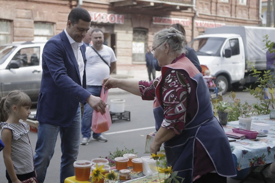 Михаил Ведерников купил продукцию псковских фермеров на ярмарке выходного дня