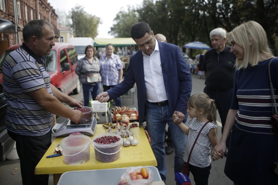 Михаил Ведерников купил продукцию псковских фермеров на ярмарке выходного дня