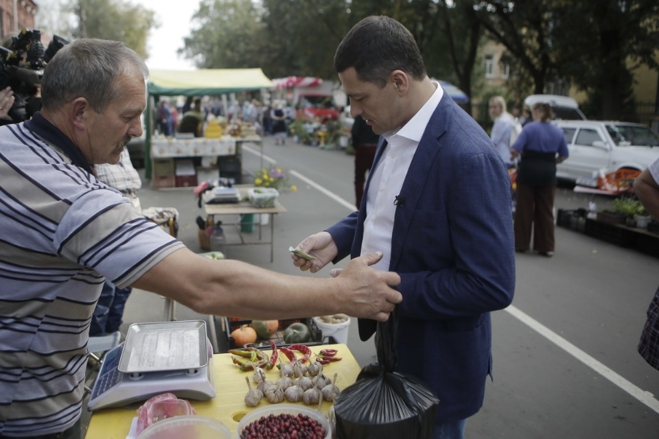 Михаил Ведерников купил продукцию псковских фермеров на ярмарке выходного дня