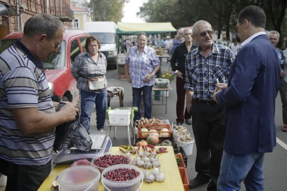Михаил Ведерников купил продукцию псковских фермеров на ярмарке выходного дня
