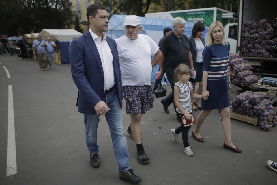 Михаил Ведерников купил продукцию псковских фермеров на ярмарке выходного дня