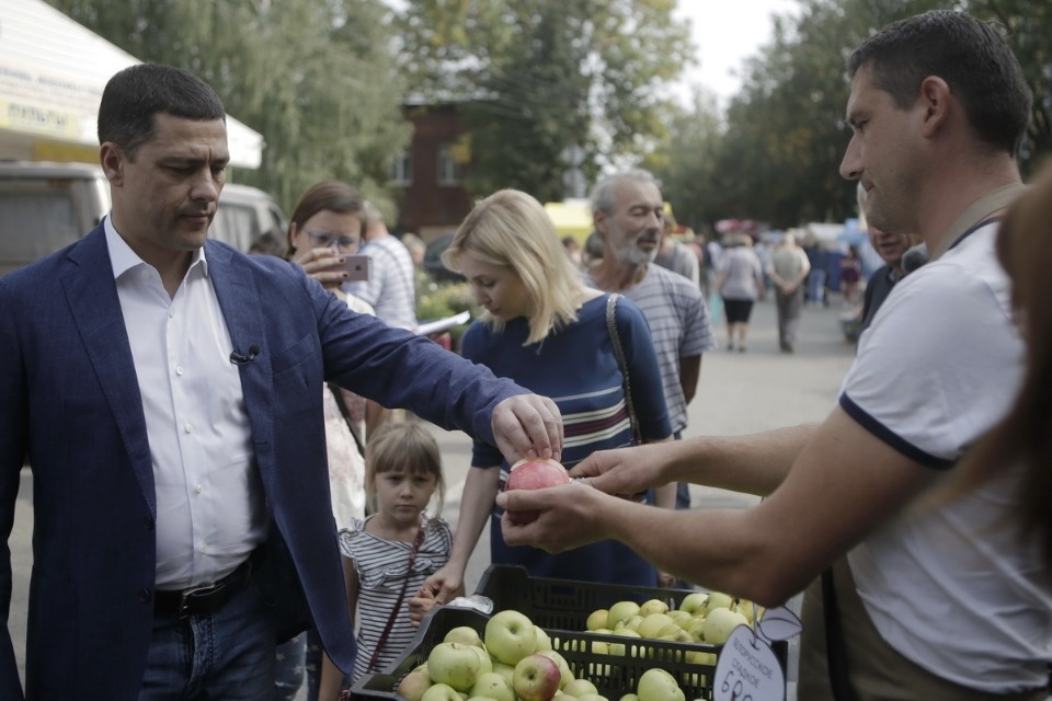 Михаил Ведерников купил продукцию псковских фермеров на ярмарке выходного дня