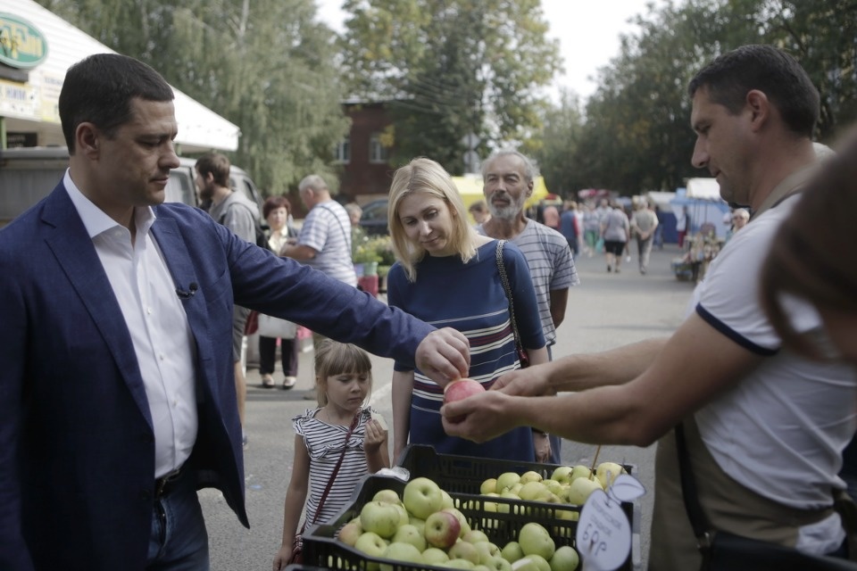 Михаил Ведерников купил продукцию псковских фермеров на ярмарке выходного дня