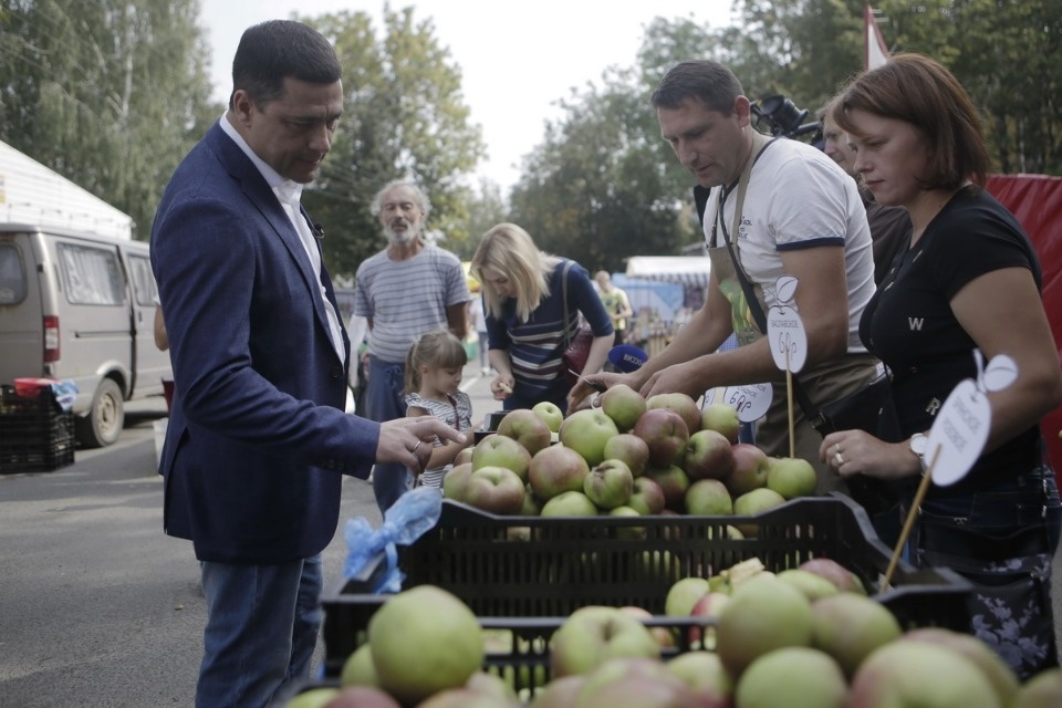Михаил Ведерников купил продукцию псковских фермеров на ярмарке выходного дня