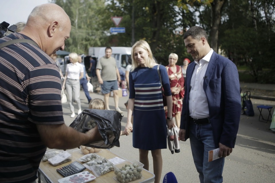 Михаил Ведерников купил продукцию псковских фермеров на ярмарке выходного дня