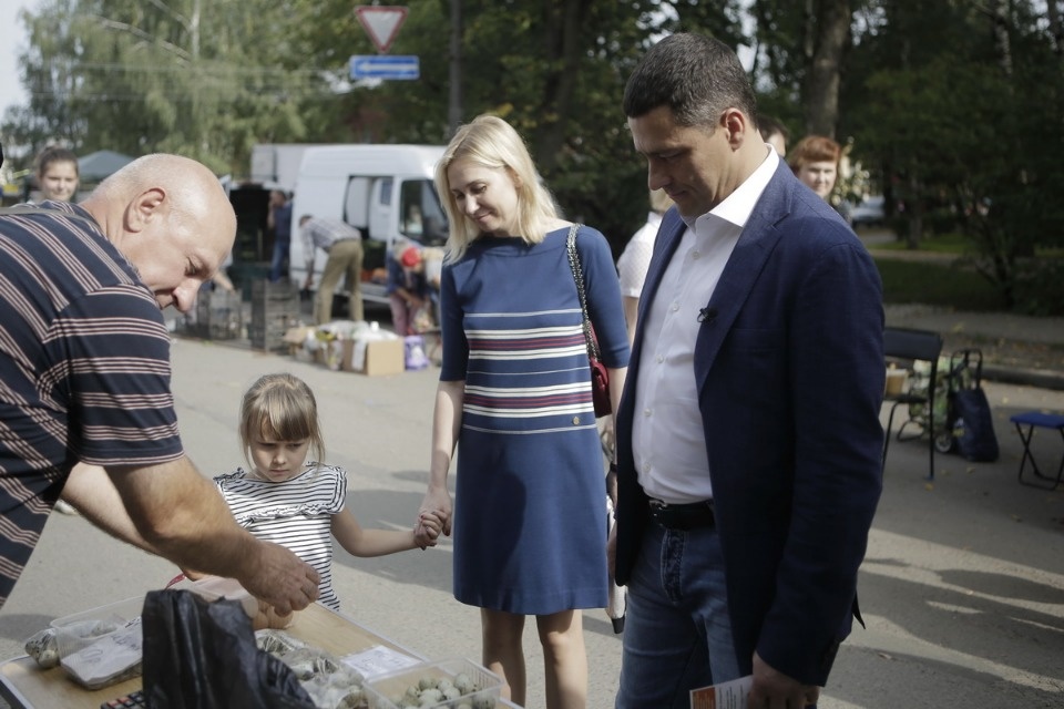 Михаил Ведерников купил продукцию псковских фермеров на ярмарке выходного дня