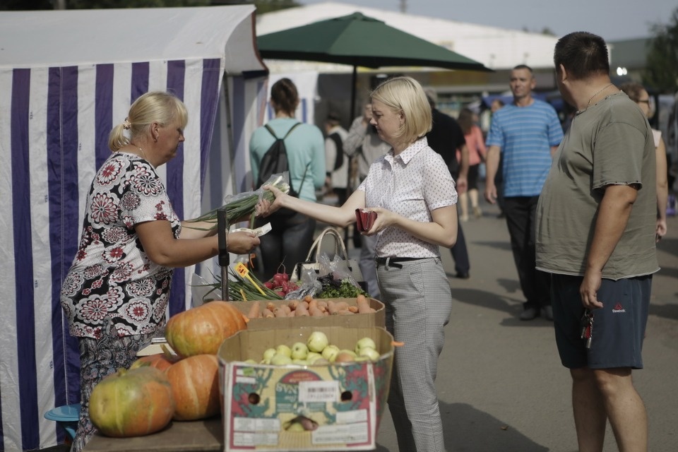 Михаил Ведерников купил продукцию псковских фермеров на ярмарке выходного дня