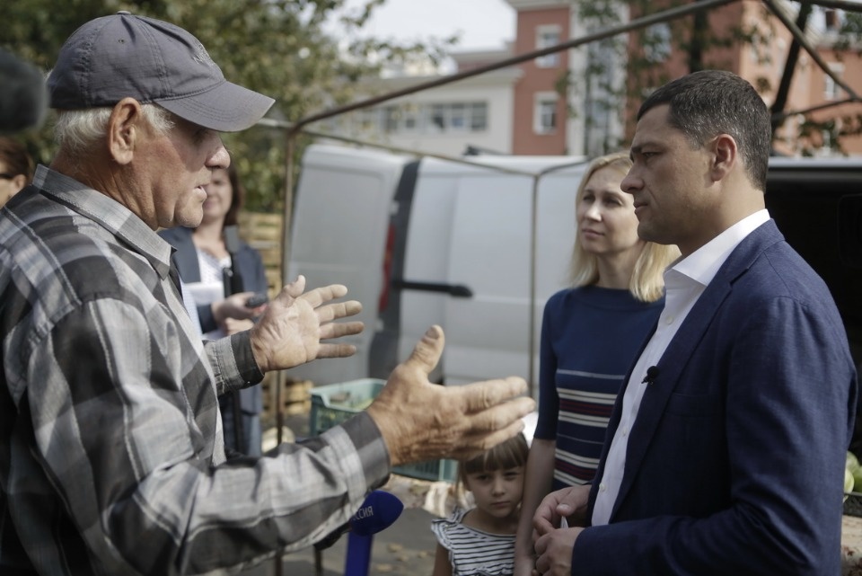 Михаил Ведерников купил продукцию псковских фермеров на ярмарке выходного дня