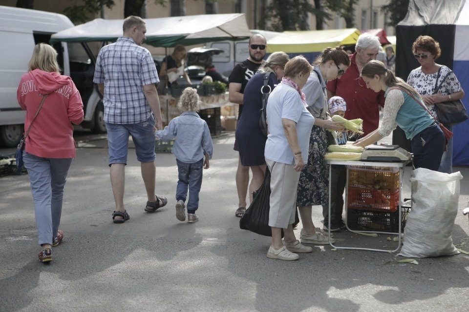 Михаил Ведерников купил продукцию псковских фермеров на ярмарке выходного дня