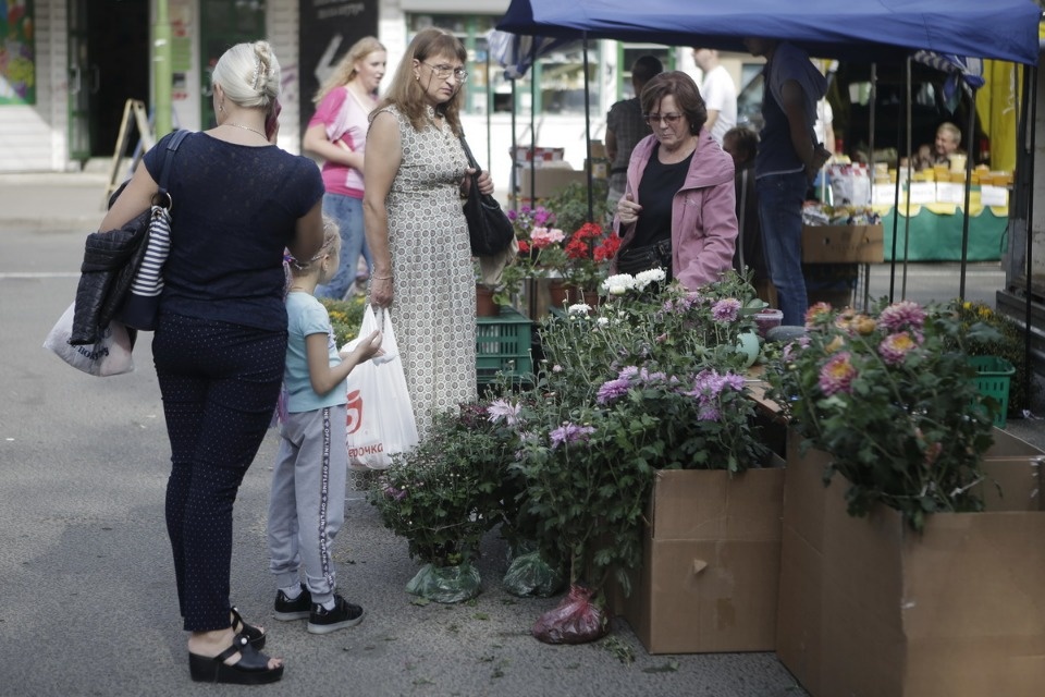 Михаил Ведерников купил продукцию псковских фермеров на ярмарке выходного дня