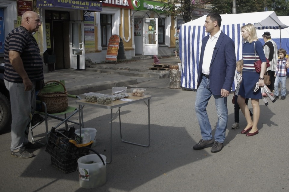 Михаил Ведерников купил продукцию псковских фермеров на ярмарке выходного дня