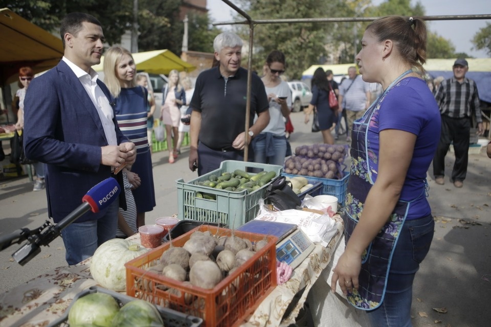 Михаил Ведерников купил продукцию псковских фермеров на ярмарке выходного дня