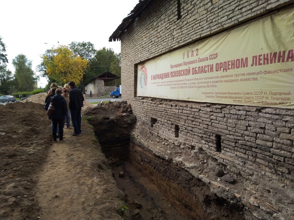 Трассу первой деревянной стены обнаружили псковские археологи в Ботаническом саду Трассу первой деревянной стены обнаружили псковские археологи в Ботаническом саду